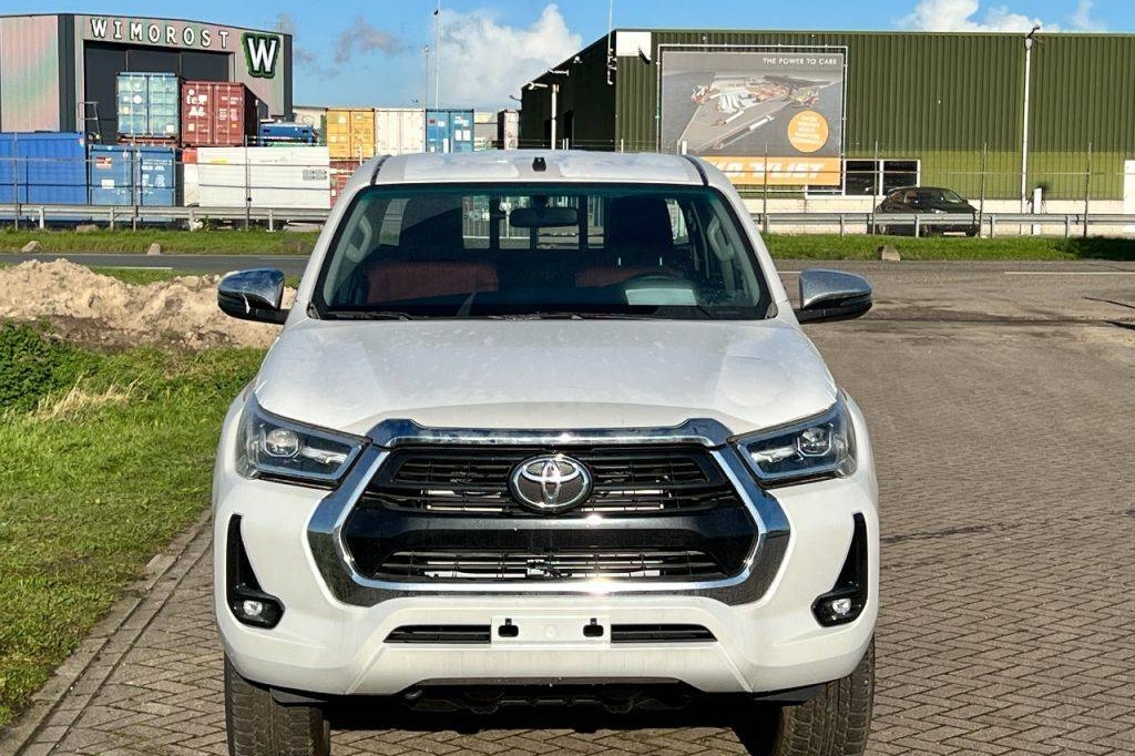 Toyota Hilux GLX SR5 4X4 2.4D 2023 фото Toyota Hilux GLX SR5 4X4 2.4D 2023 фото 1