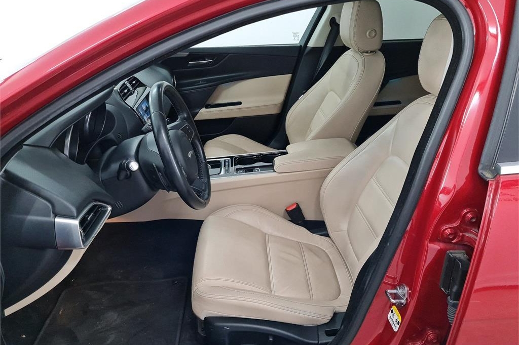 Jaguar XE 2016 photo 8