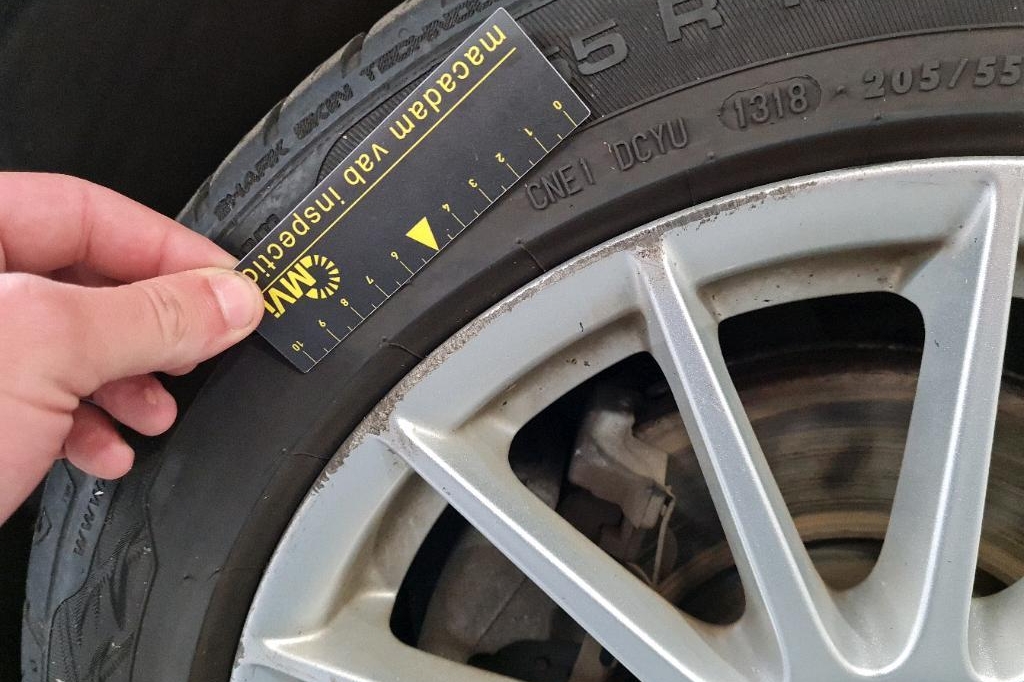 Jaguar XE 2016 photo 26