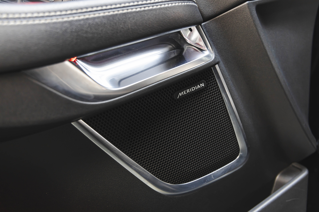 Jaguar E-Pace 2018 фото Jaguar E-Pace 2018 фото 17
