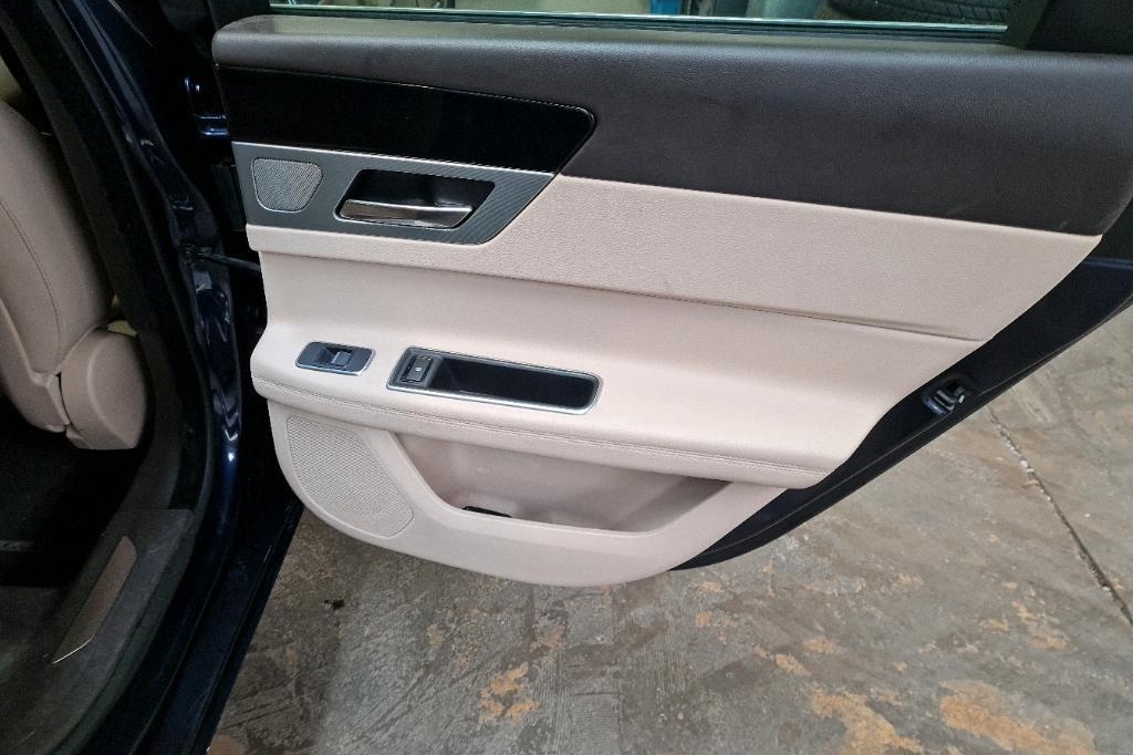 Jaguar XF Sportbrake 2018 photo 31