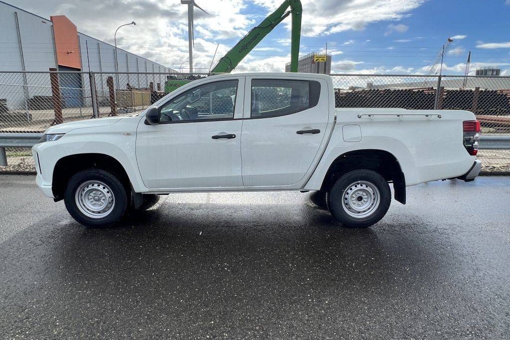 Mitsubishi L200 4x4 2.5D GL Double Cab 2023 фото Mitsubishi L200 4x4 2.5D GL Double Cab 2023 фото 8