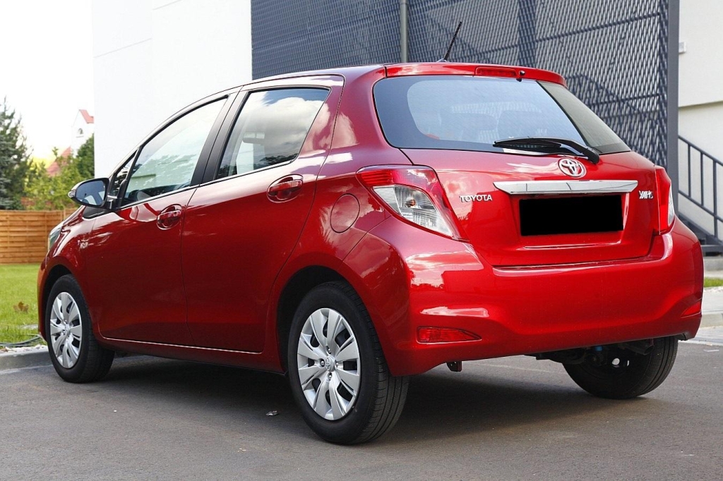 Toyota Yaris 2012 фото 2