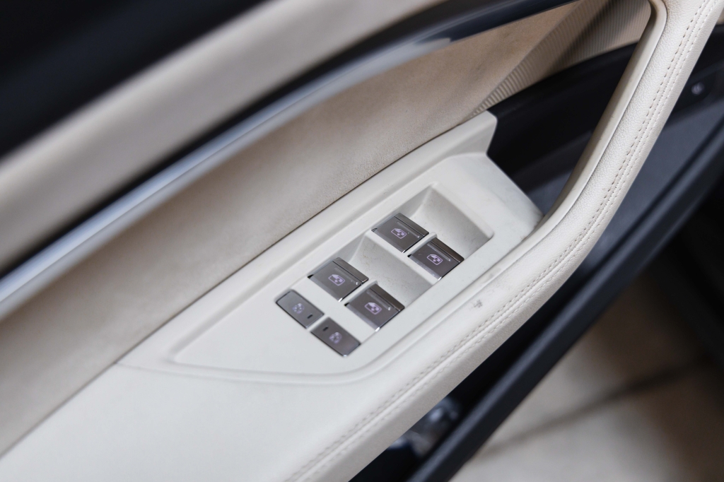 Audi e-tron 55 quattro 2019 фото Audi e-tron 55 quattro 2019 фото 16