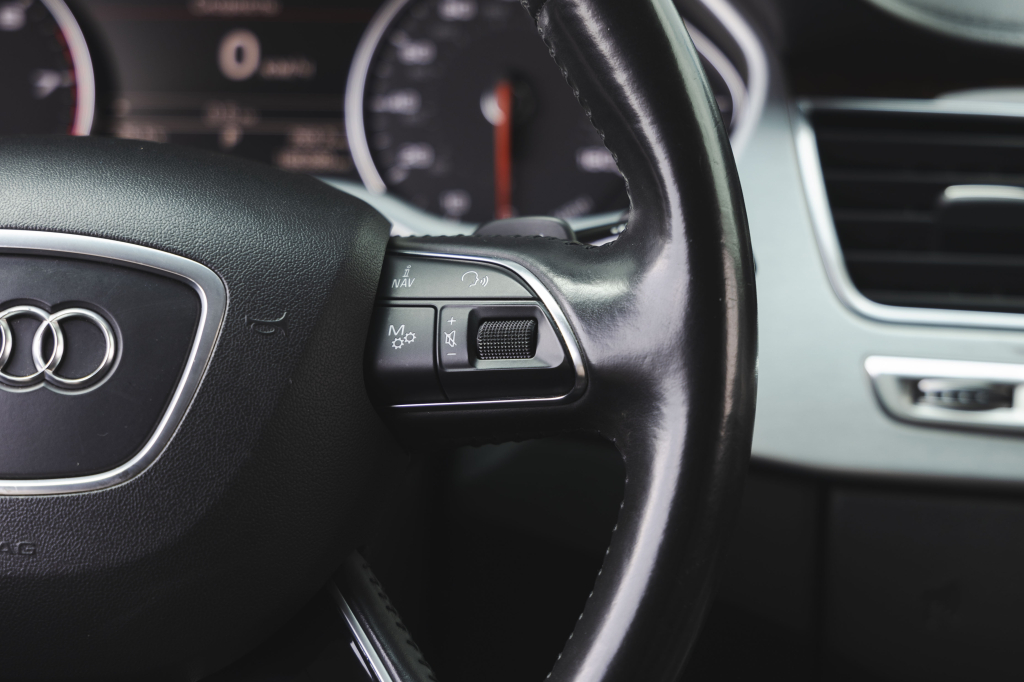 Audi A8 2015 photo 23