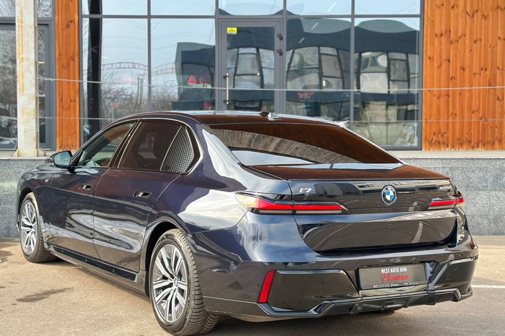 BMW i7 2023 фото 4