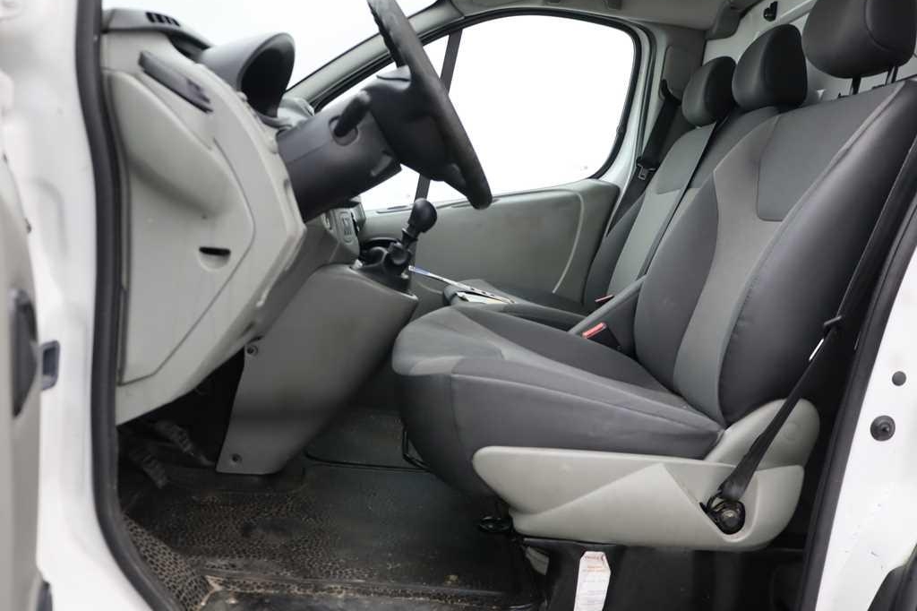 Renault Trafic 2014 photo 2