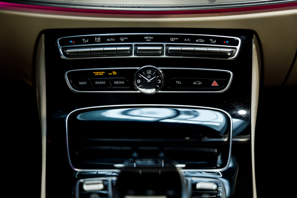 Mercedes-Benz E 200 4Matic AMG Line photo 15