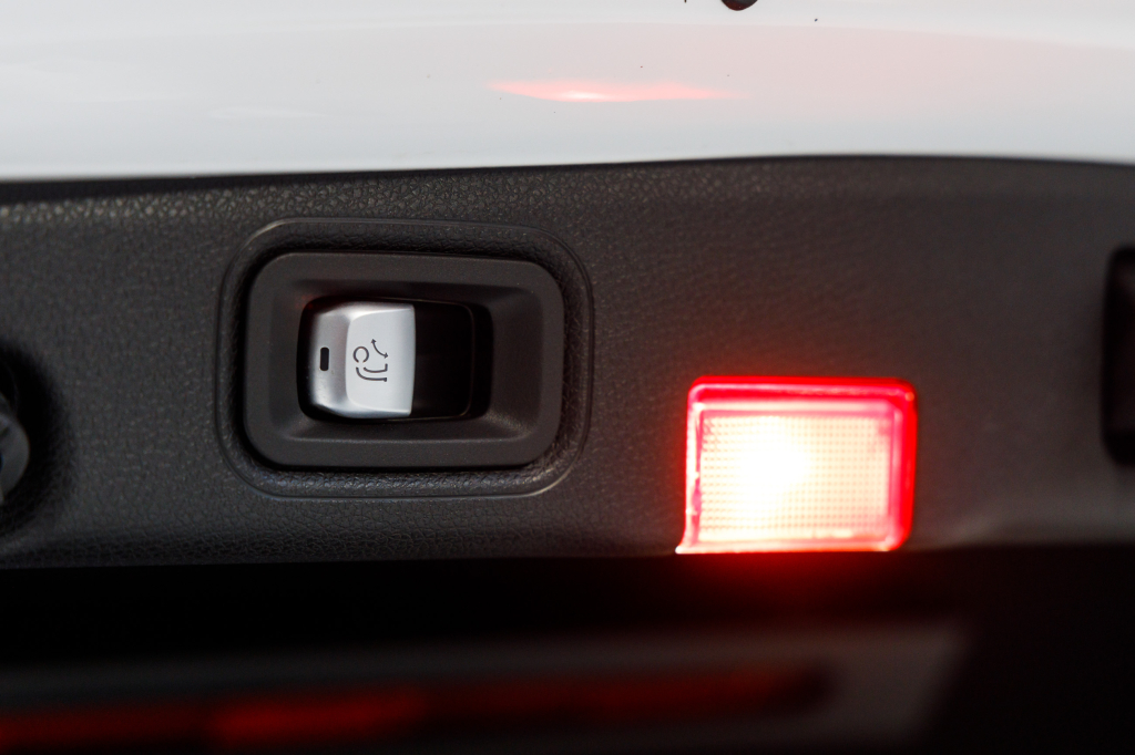 Mercedes-Benz E 200 4Matic AMG Line photo 30