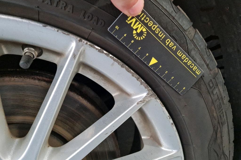 Jaguar XE 2016 photo 20