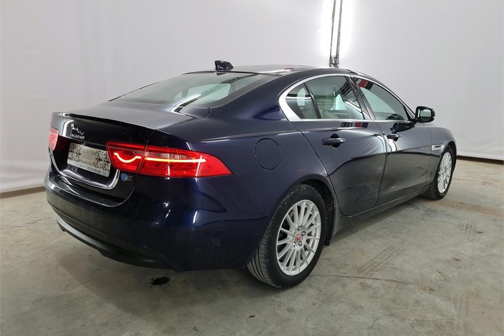 Jaguar XE 2017 фото 3