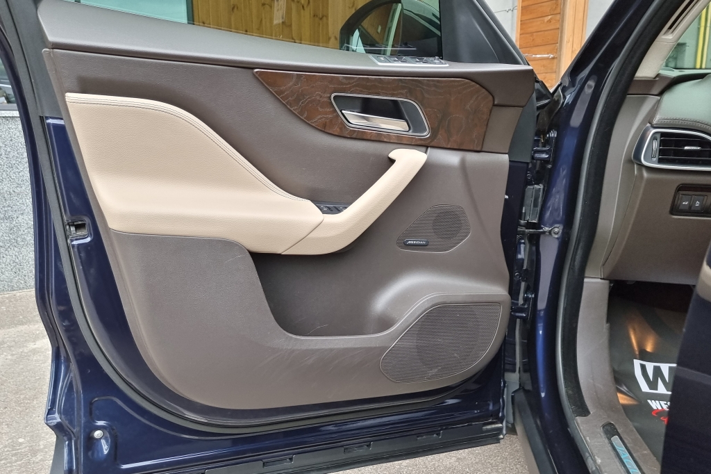 Jaguar F-Pace 2018 фото 21