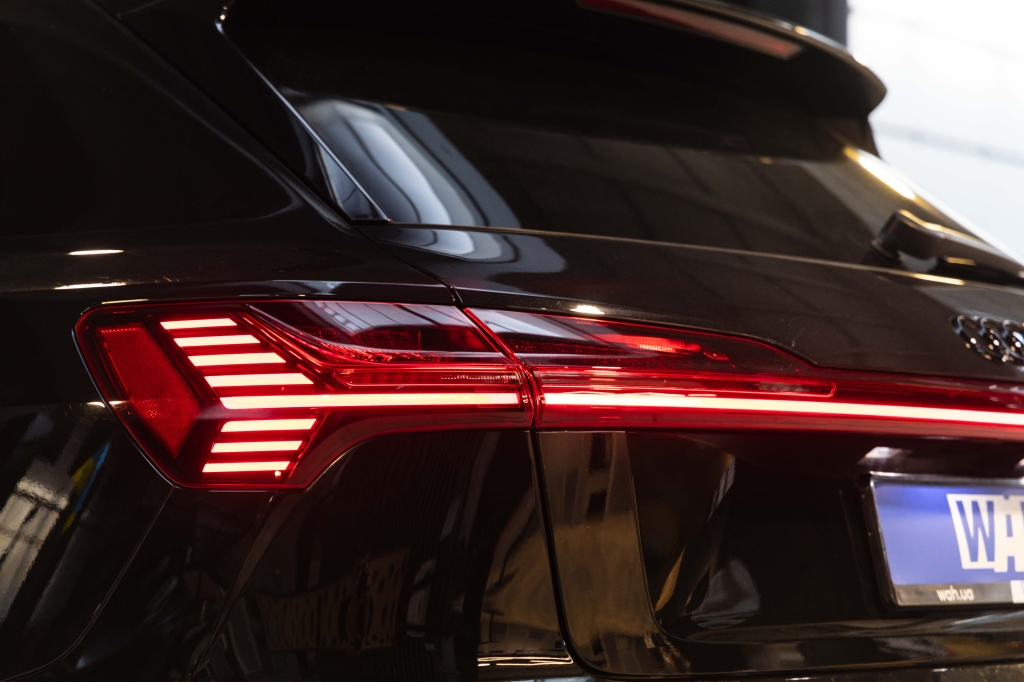 Audi e-tron 55 quattro 2019 фото Audi e-tron 55 quattro 2019 фото 12