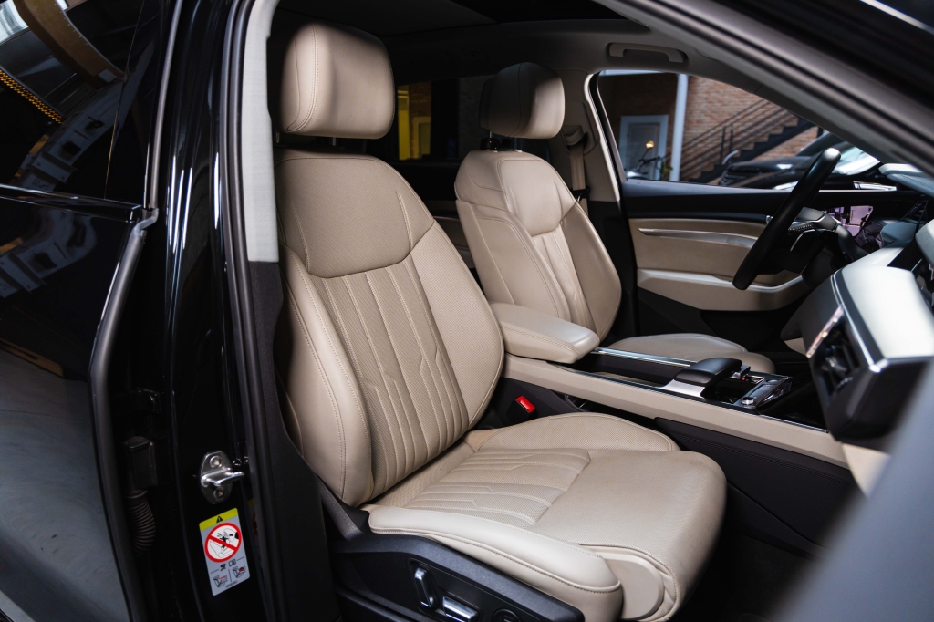 Audi e-tron 55 quattro 2019 фото Audi e-tron 55 quattro 2019 фото 33