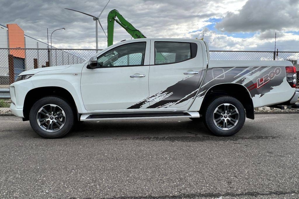 Mitsubishi L200 4x4 2.5D GLX Double Cab 2023 фото Mitsubishi L200 4x4 2.5D GLX Double Cab 2023 фото 6