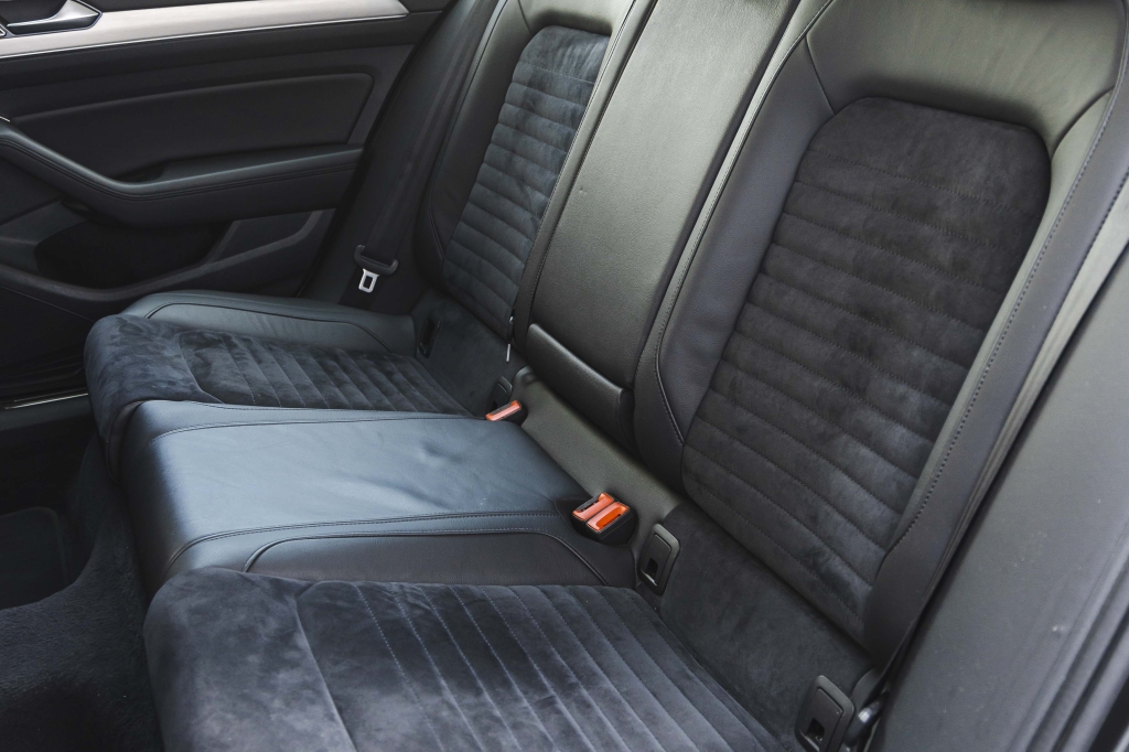 Volkswagen Passat R-Line 4Motion 2018 photo 31