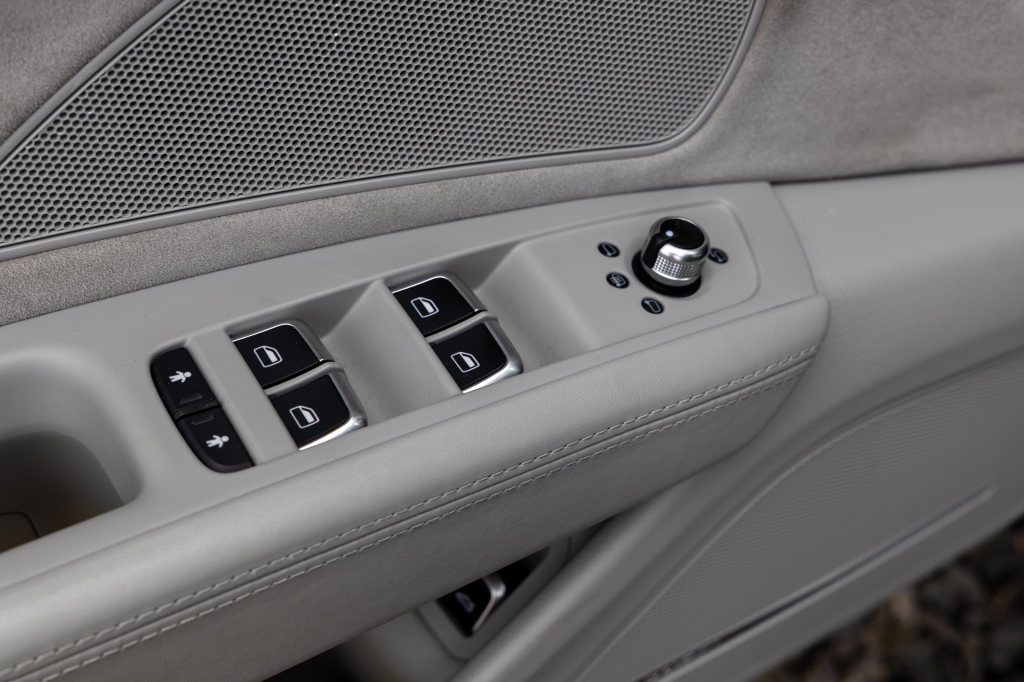 Audi A8 2014 photo 34