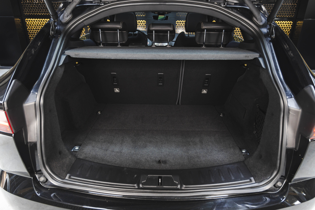 Jaguar E-Pace 2018 фото Jaguar E-Pace 2018 фото 40