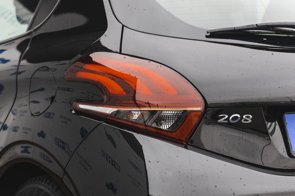 Peugeot 208 2017 photo 11