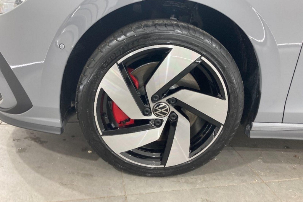 Volkswagen Golf GTI 2021 photo 2