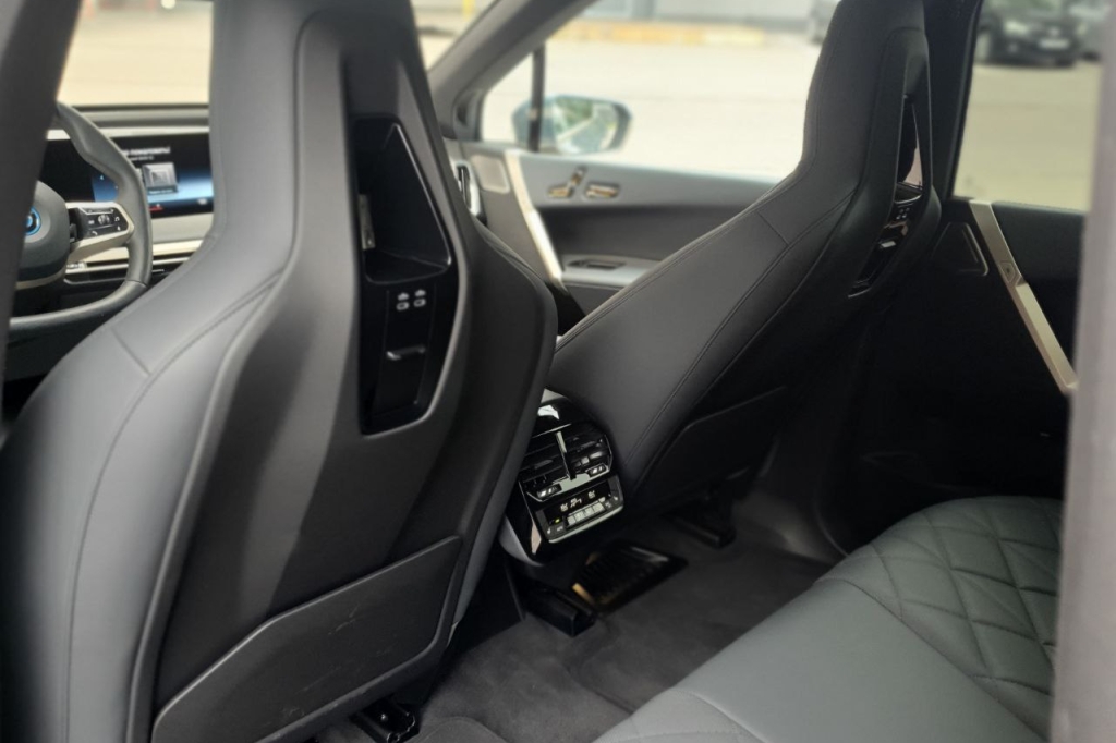 BMW iX M60 2022 фото 17