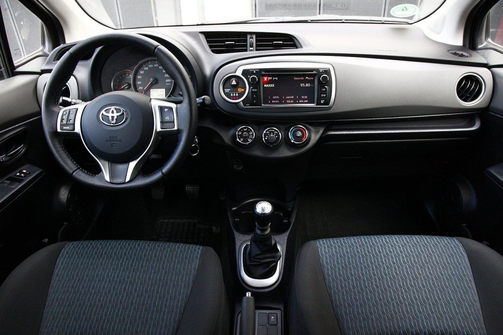 Toyota Yaris 2012 фото 5