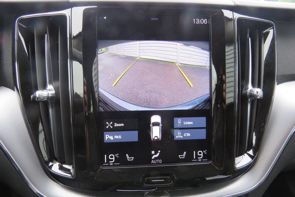 Volvo XC60 2020 фото 4