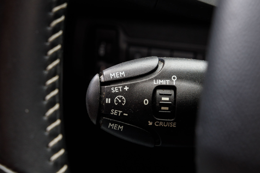 Peugeot 308 2015 фото 18