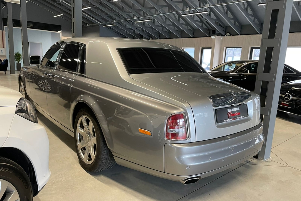 Rolls-Royce Phantom 2012 photo 2
