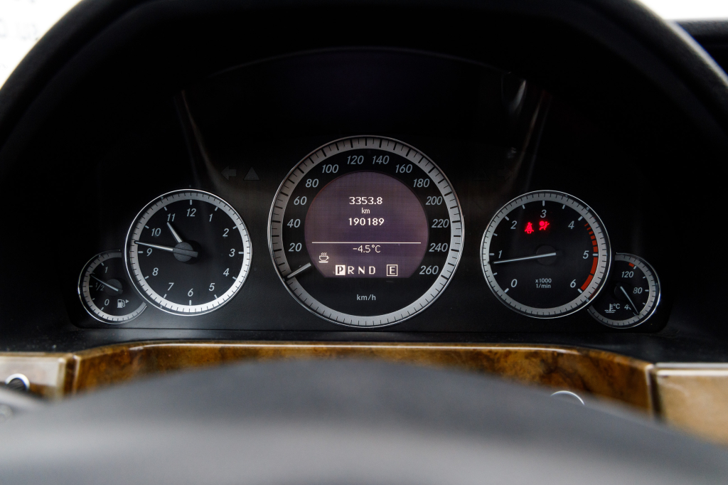 Mercedes-Benz E 200 CDI 2010 photo 26