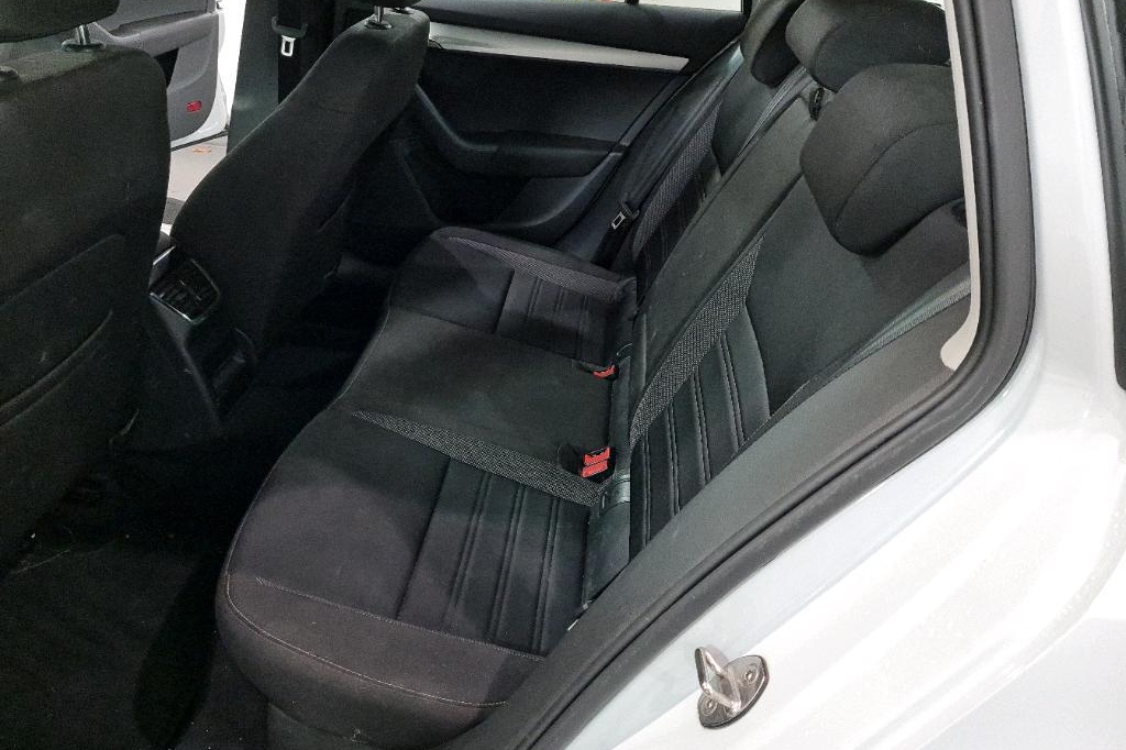 Skoda Octavia Combi 2018 фото 21