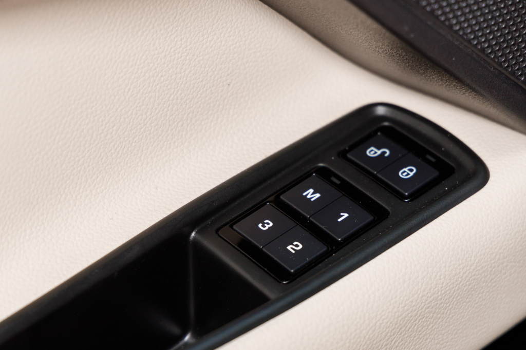 Jaguar XE 25T 2017 photo 28