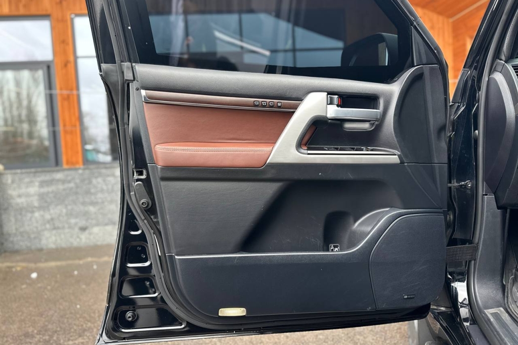 Toyota Land Cruiser 200 GUARD B6 2017 photo 8