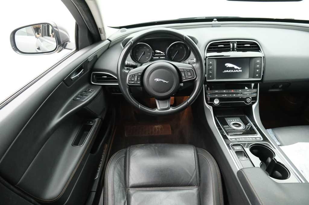 Jaguar XE 2015 photo 4