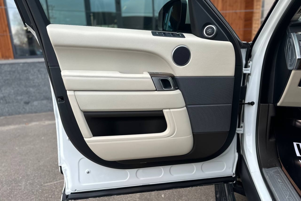 Land Rover Range Rover SE 2016 photo 9