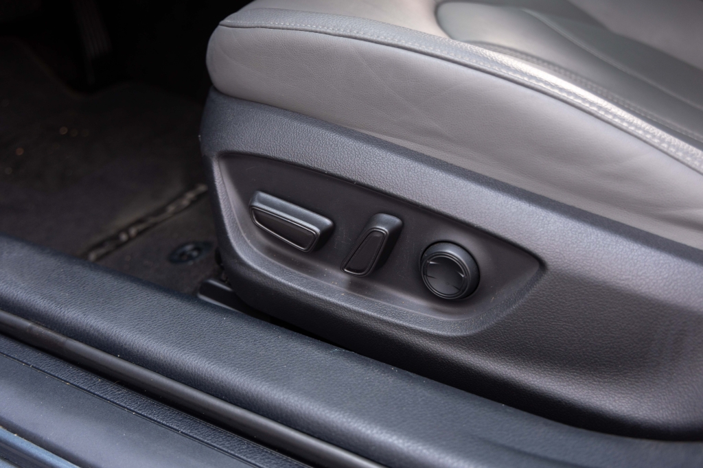 Toyota Avalon Hybrid 2020 photo 16