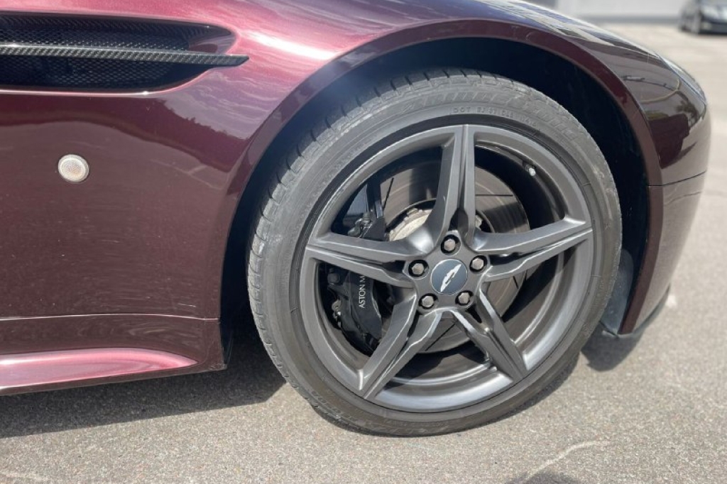 Aston Martin V8 Vantage S 2017 фото 4