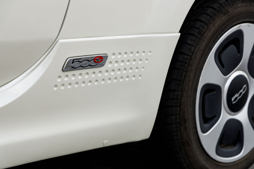 Fiat 500 E 2015 фото 23