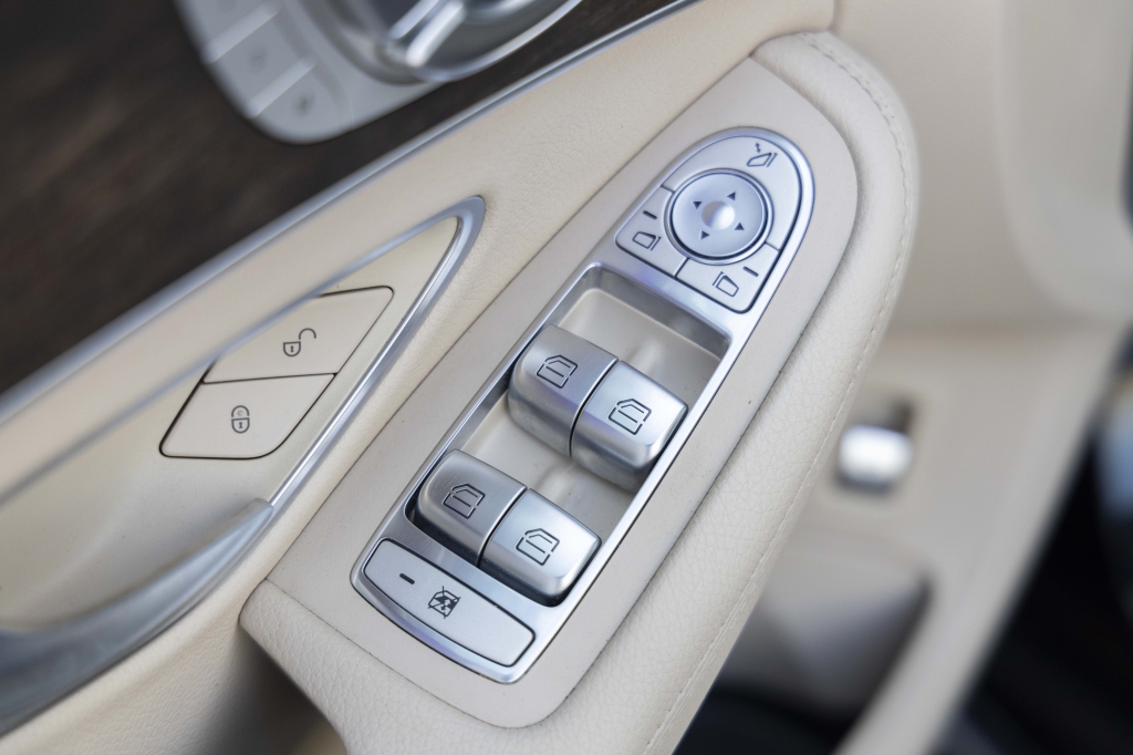 Mercedes-Benz C-Class C300 4Matic 2019 photo 37