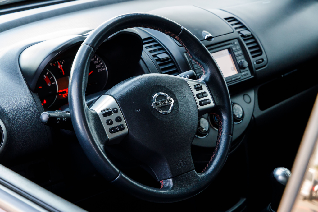 Nissan Note 2011 photo 15