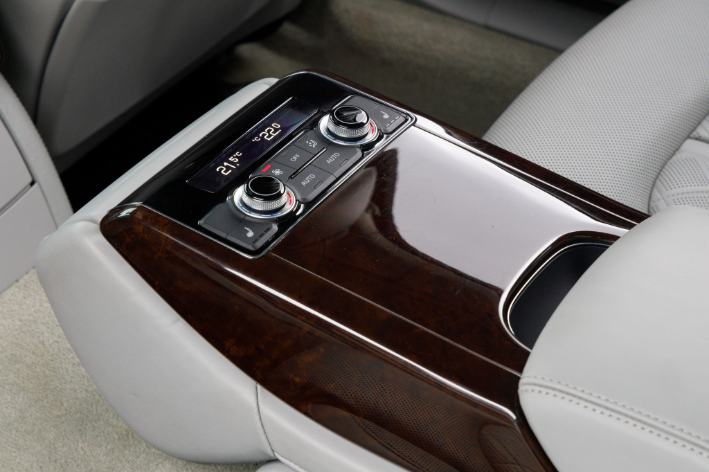 Audi A8 2014 photo 29