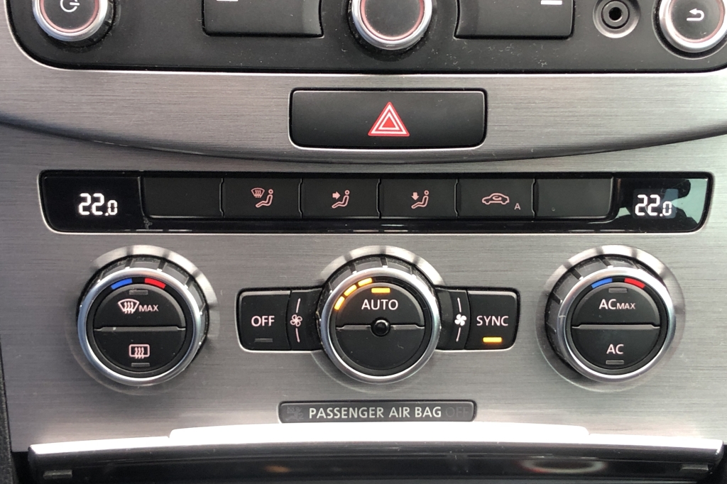 Volkswagen Passat B7 Panorama 2012 photo 14