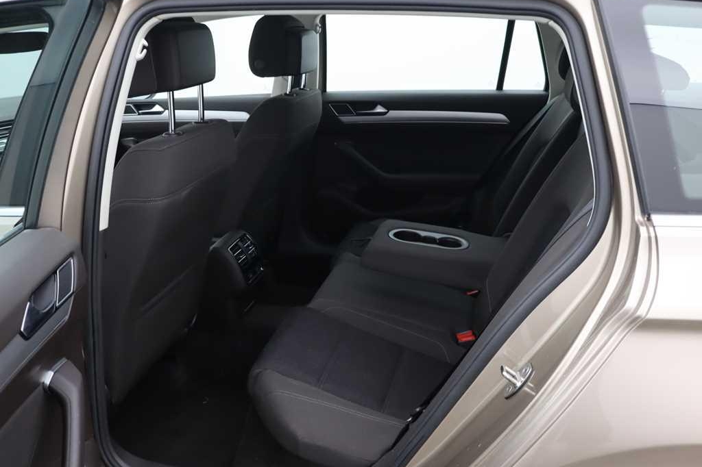 Volkswagen Passat Variant 2016 photo 2