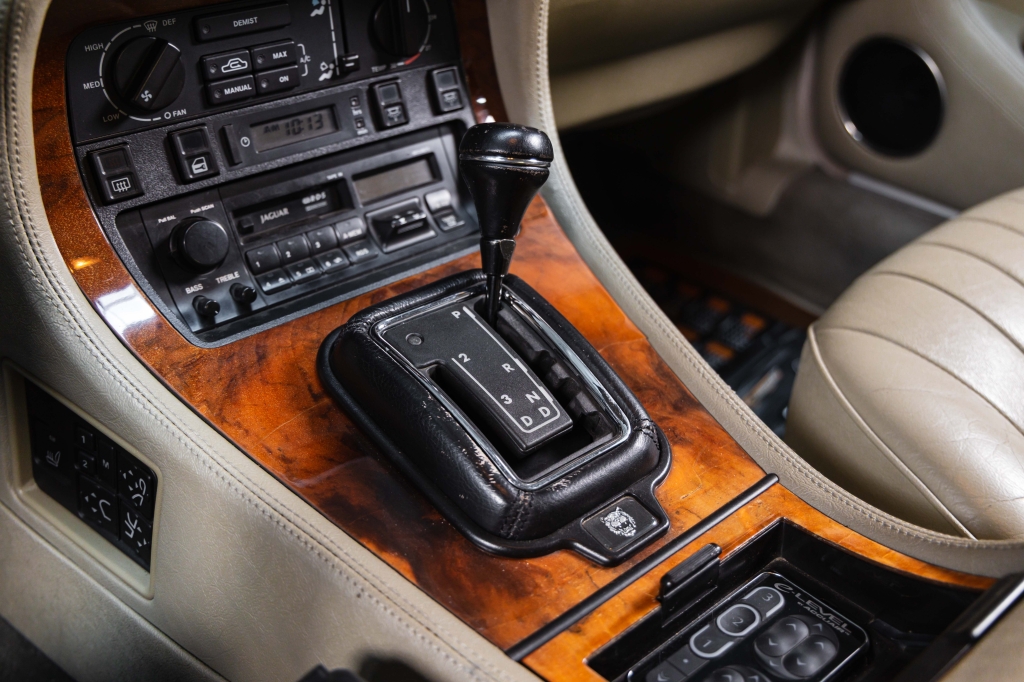 Jaguar XJ 1993 фото Jaguar XJ 1993 фото 27