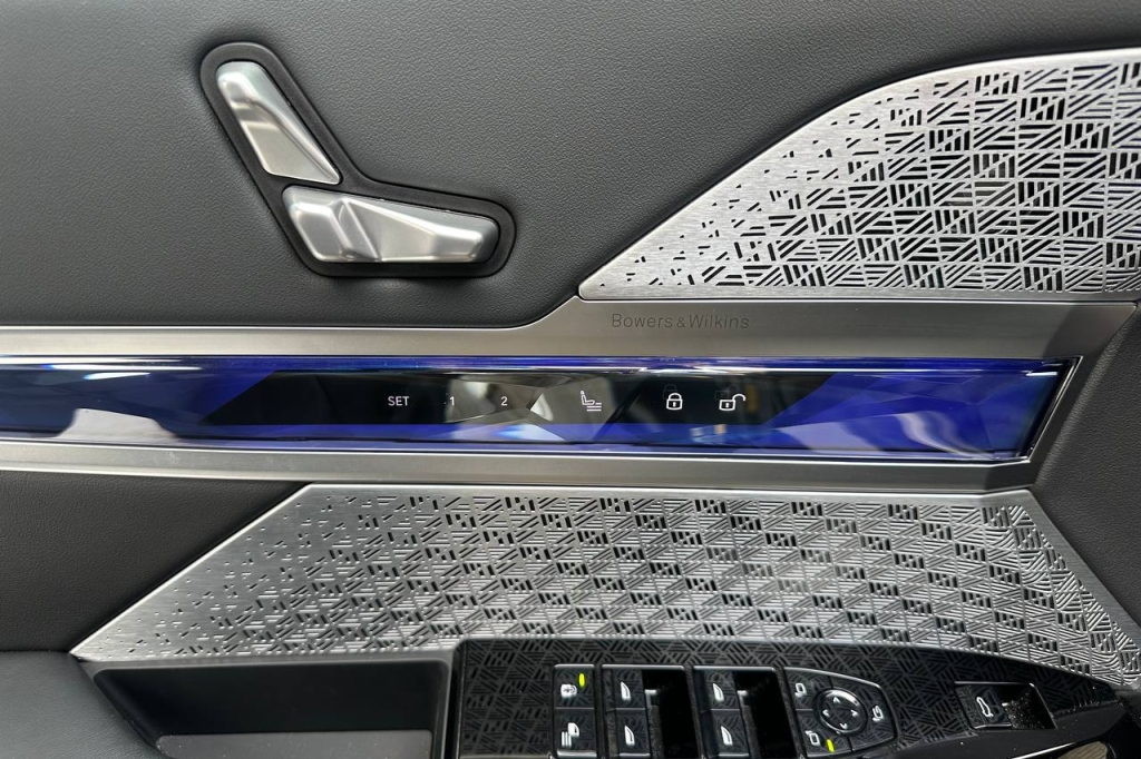 BMW i7 2023 фото 11