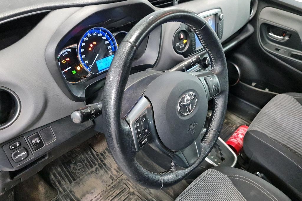 Toyota Yaris 2016 фото 12
