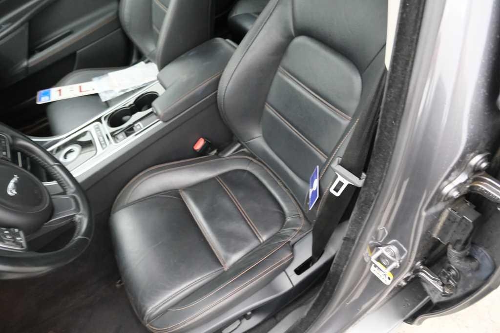 Jaguar XE 2015 photo 17