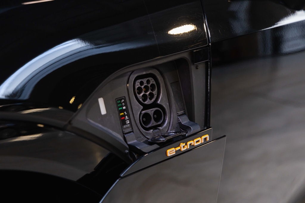 Audi e-tron 55 quattro 2019 фото Audi e-tron 55 quattro 2019 фото 13