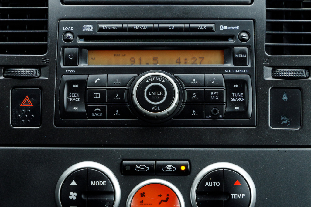 Nissan TIIDA 2010 photo 15