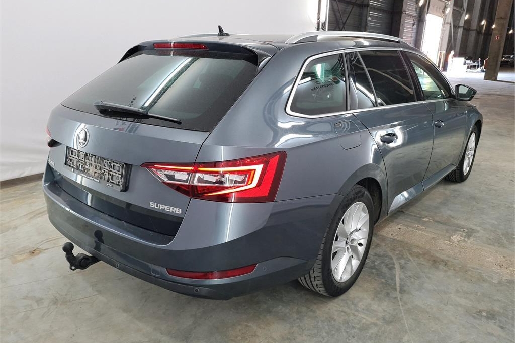 Skoda Superb Combi 2017 фото 4